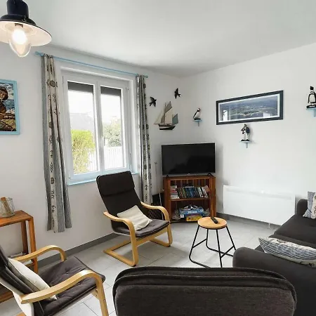 Holiday home Maison 3 Etoiles Avec Jardin Clos, A 800 M De La Plage, Proche Port De Saint-sauveur, Ile-grande - Fr-1-542-22 Kerjagu